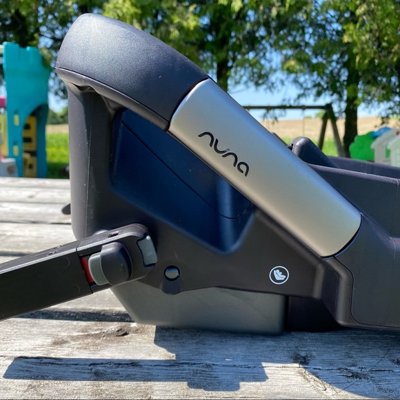 ❌SOLD❌ Nuna Pipa car seat w/ car seat base EUC - Picture 10 of 16